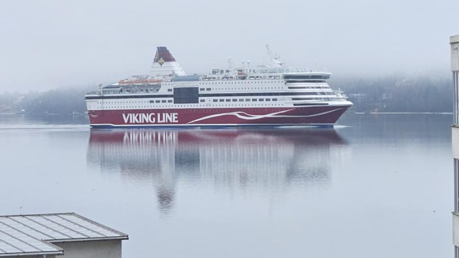 Viking Lines fartyg passerar utanför Gåshaga varje dag.
